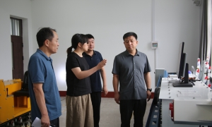 孙佳川在职工大学调研检查时...